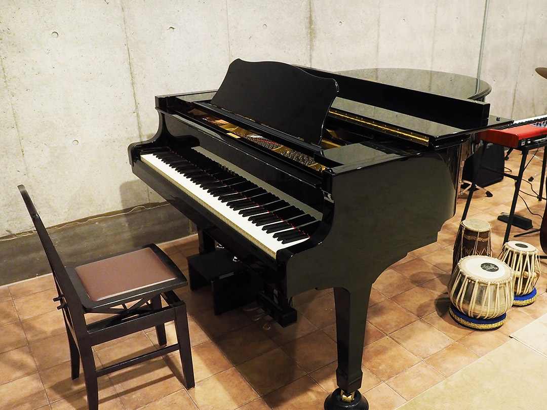 教室の写真、レッスンに使うグランドピアノ